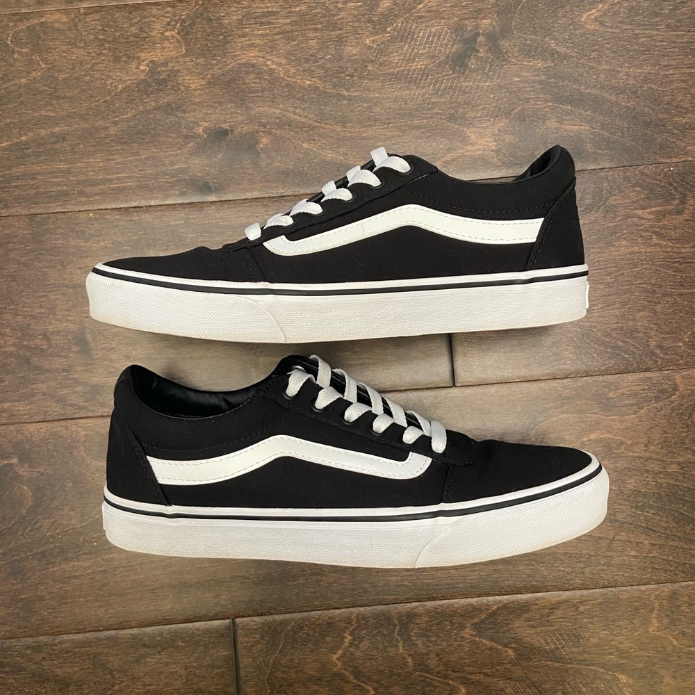 Vans ward women’s canvas skate shoes (off the wall)